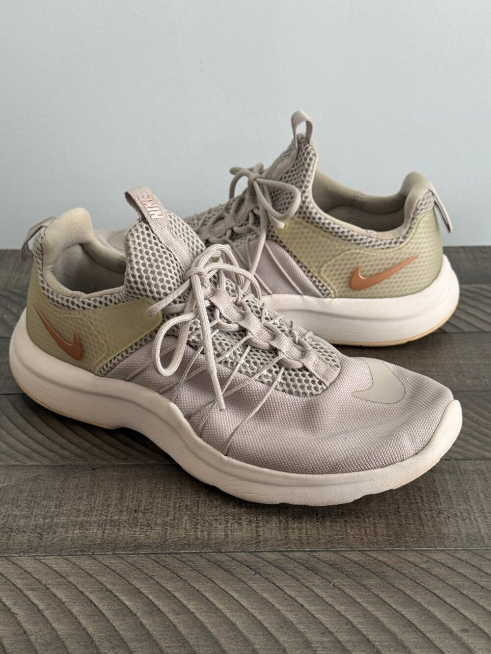Nike Darwin Women’s Light Gray Sneakers Size 7